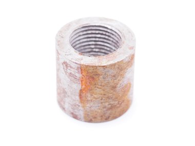 Beyaz bir arka plan üzerinde çelik somun