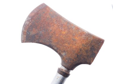 beyaz zemin üzerine balta