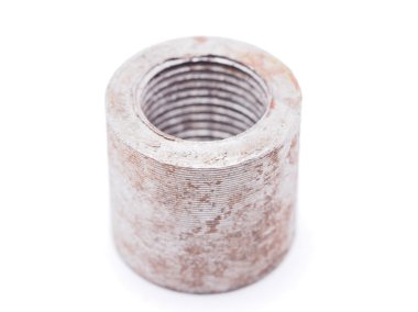 Beyaz bir arka plan üzerinde çelik somun