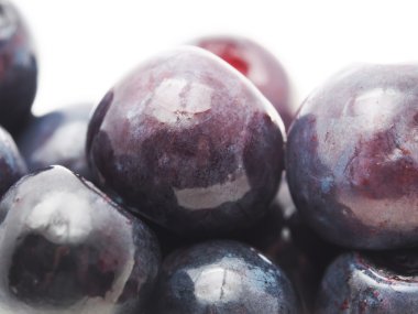 beyaz arkaplanda yabanmersini