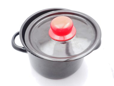 Beyaz bir arka plan üzerinde tava