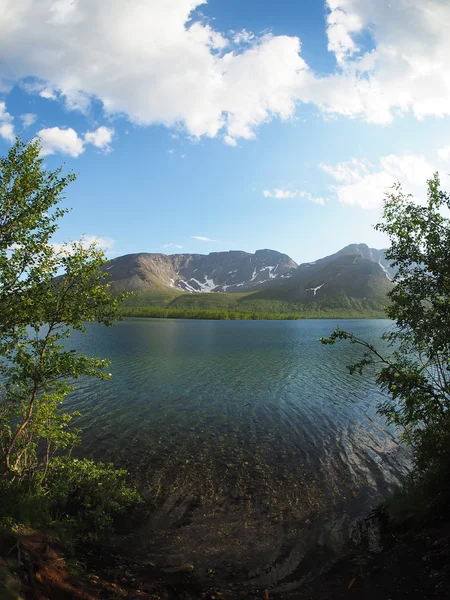 Lago en las montañas — Foto de Stock