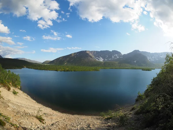 Jezero v horách — Stock fotografie