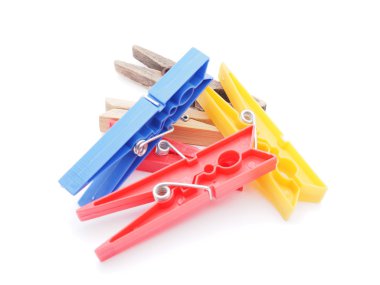 beyaz arkaplanda mandallar