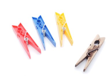 beyaz arkaplanda mandallar