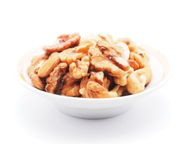 Beyaz arkaplanda fındıklar