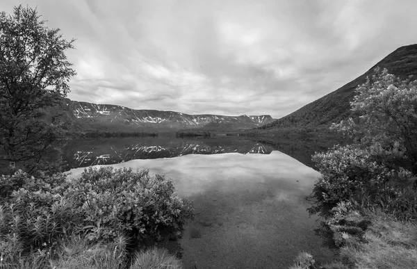 Tó a hegyekben — Stock Fotó