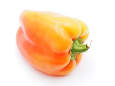 Beyaz arka planda turuncu biber