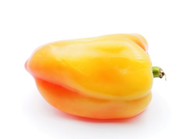 Beyaz arka planda turuncu biber