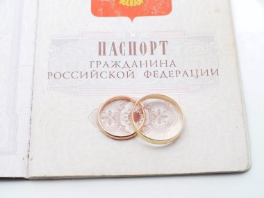 Alyans ve beyaz arka plan üzerinde bir Rus pasaportu