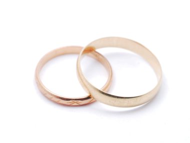 Alyanslar beyaz arkaplanda