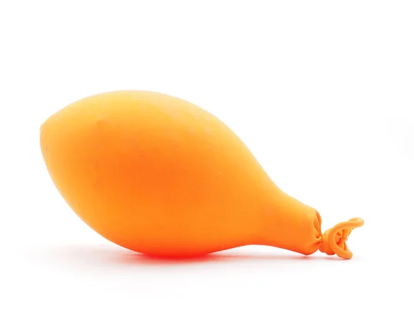 Balão laranja sobre um fundo branco — Fotografia de Stock