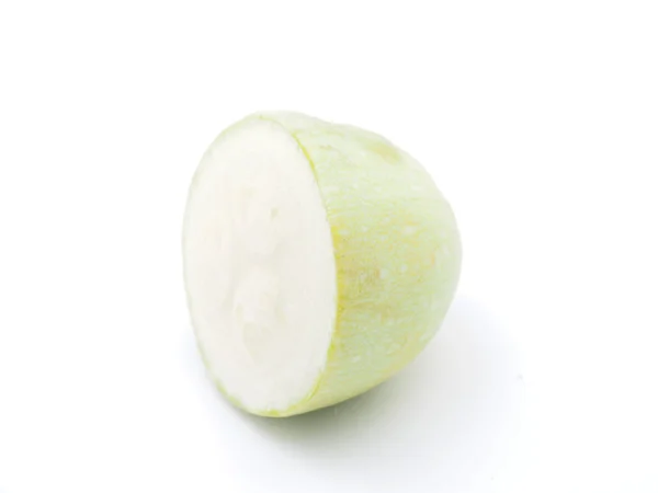 Grüne Zucchini auf weißem Hintergrund — Stockfoto