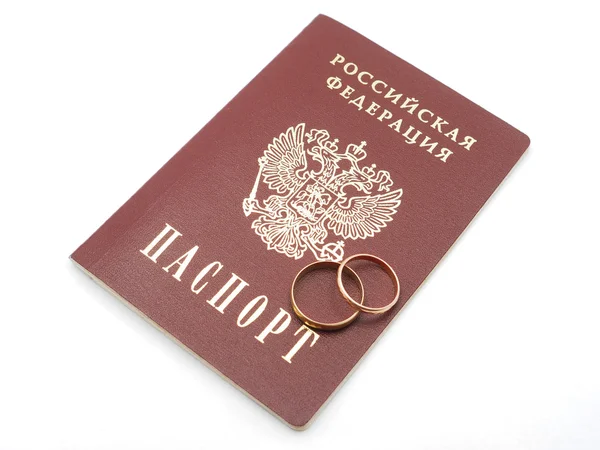 Alianças de casamento e um passaporte russo no fundo branco — Fotografia de Stock