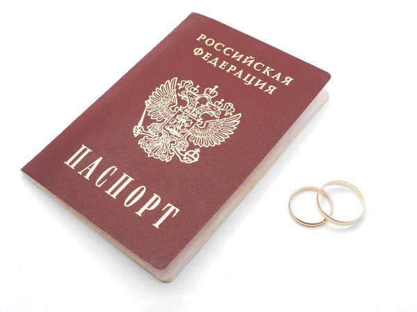 Alyans ve beyaz arka plan üzerinde bir Rus pasaportu