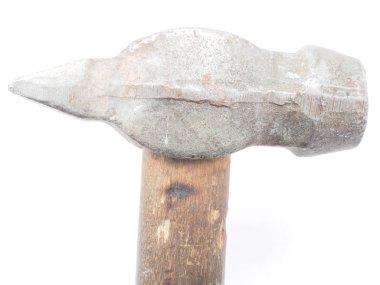 Beyaz arkaplanda çekiç