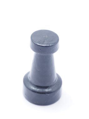 beyaz zemin üzerinde satranç