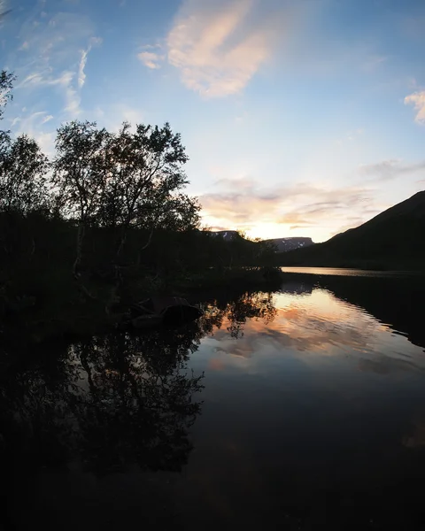 Solnedgång på fjällsjön — Stockfoto