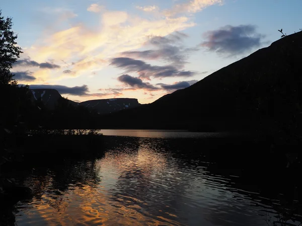 Pôr do sol no lago da montanha — Fotografia de Stock