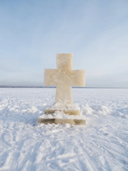 Cruce el hielo en el lago en invierno —  Fotos de Stock