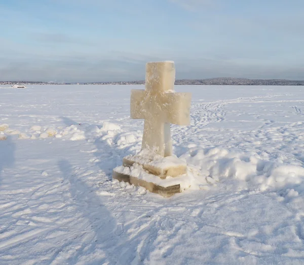 Cross ice on the lake in winter — Stock Photo, Image