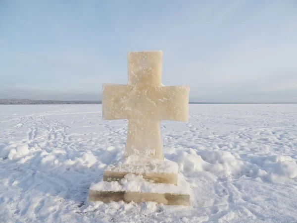 Cruce el hielo en el lago en invierno —  Fotos de Stock