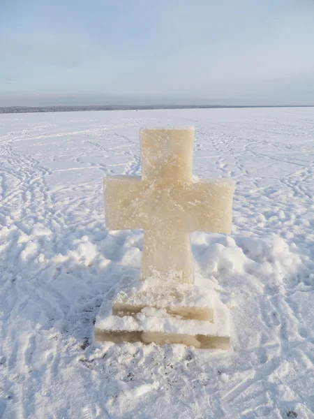 Cross ice on the lake in winter — Stock Photo, Image