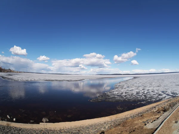 Passeio à beira do lago — Fotografia de Stock