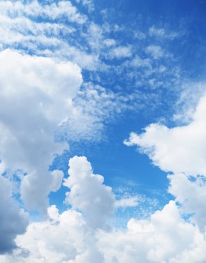 Mavi gökyüzündeki bulutlar 