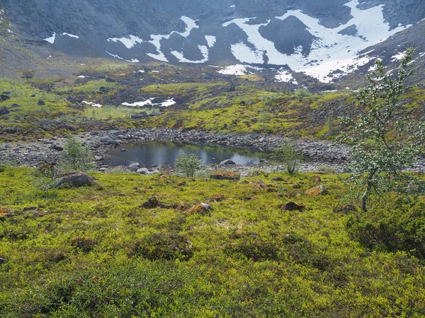 Lago en las montañas — Foto de Stock