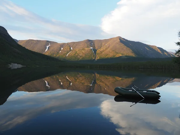 Båt på en sjö i bergen — Stockfoto