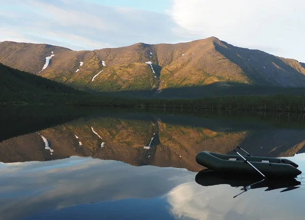 Barca su un lago in montagna — Foto Stock