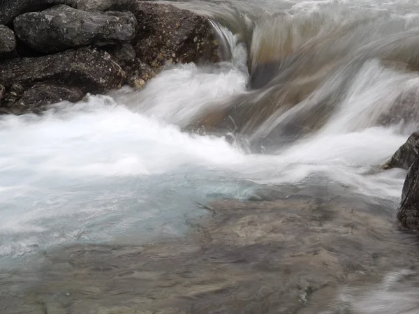 Arroyo en las montañas — Foto de Stock