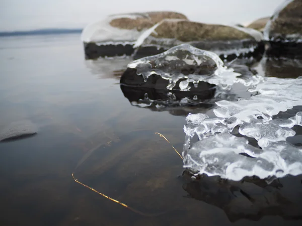 冬の湖でメガネ — ストック写真