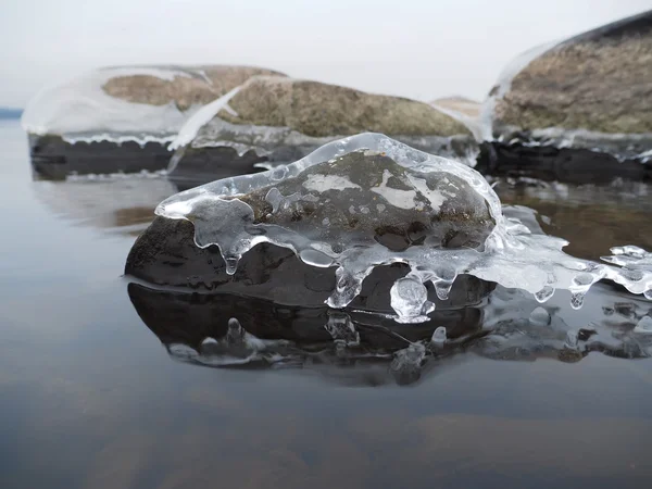 湖の氷の石 — ストック写真