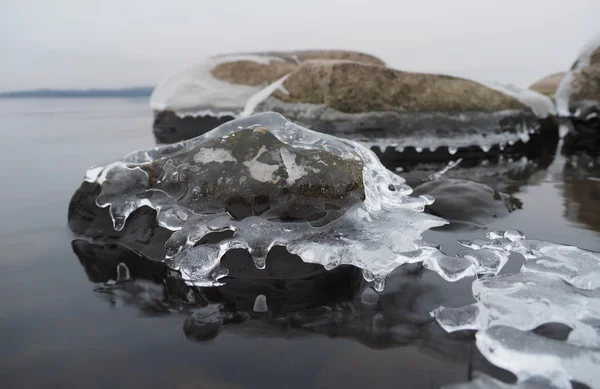 湖の氷の石 — ストック写真
