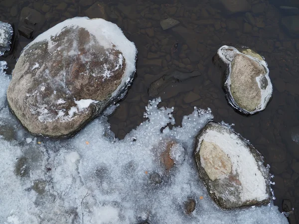 Kamienie w lód na jeziorze — Zdjęcie stockowe
