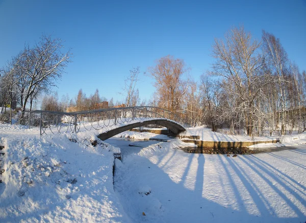 Il ponte nel parco. Petrozavodsk, Russia . — Foto Stock