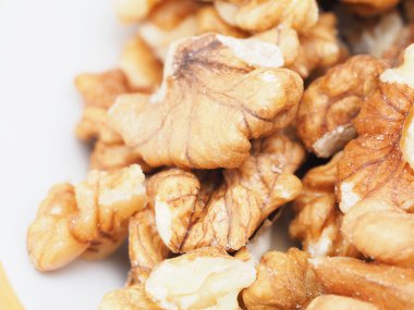 Beyaz arka planda cevizler