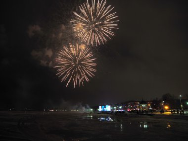 şehrin üzerinde havai fişek