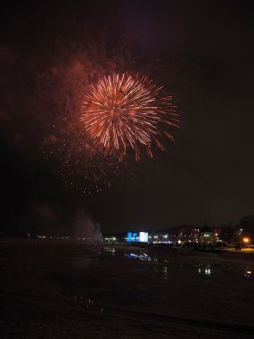 şehrin üzerinde havai fişek