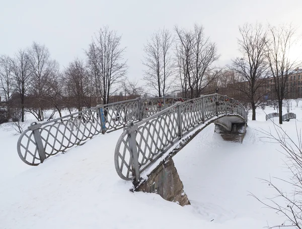 公園の橋。ペトロザヴォーツク、ロシア. — ストック写真