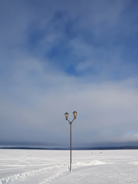 冬の湖のほとりのランタン — ストック写真