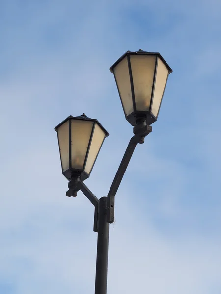 Lucerna na břehu jezera v zimě — Stock fotografie