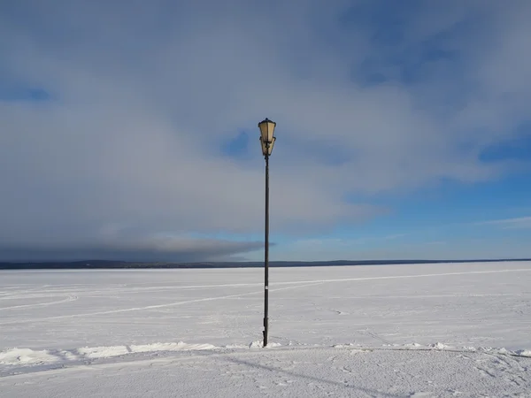 Lantern on the bank of lake in the winter — Stock Photo, Image