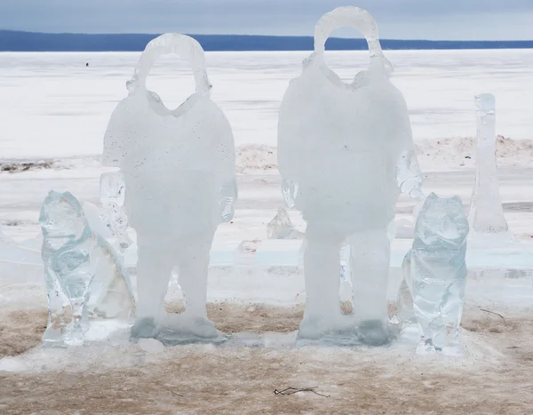 Eisstatuen von Männern mit Hunden auf dem See — Stockfoto