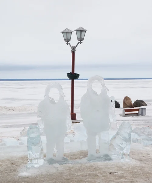 Estatuas de hielo de hombres con perros en el lago —  Fotos de Stock