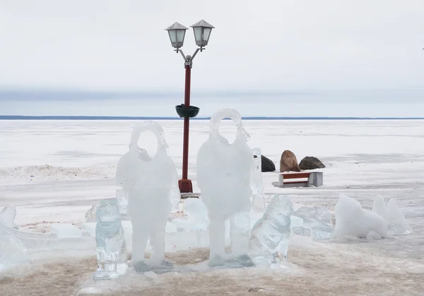 Eisstatuen von Männern mit Hunden auf dem See — Stockfoto