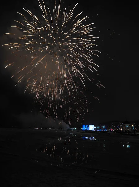 Feuerwerk über der Stadt — Stockfoto