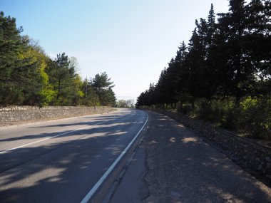 dağlarda asfalt yol. Crimea
